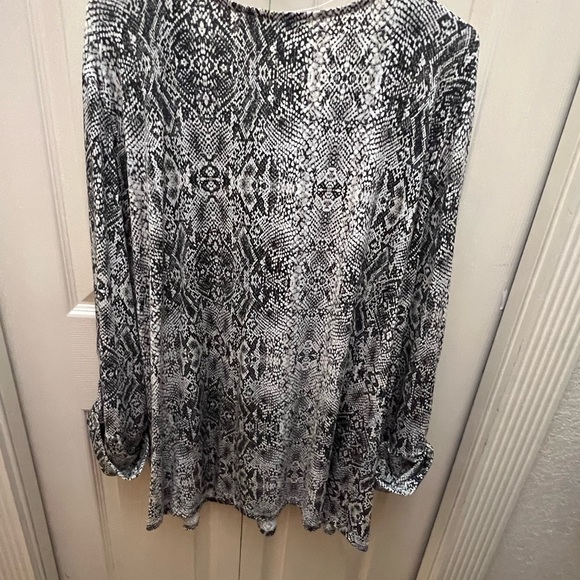 Beautiful black and white snake print blouse - Picture 4 of 5
